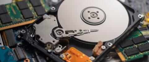 El Riesgo Residual en TI: Por Qué sus Discos Duros Obsoletos son su Mayor Brecha de Seguridad.