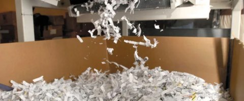 Cómo reducir el riesgo operativo en planta: destrucción de documentos y equipos obsoletos
