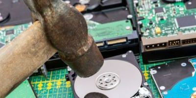 Borrado Seguro vs Destrucción Física de Discos Duros: Cuándo Usar Cada Método y Por Qué
