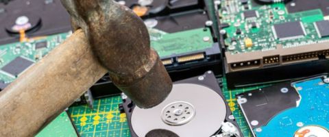Borrado Seguro vs Destrucción Física de Discos Duros: Cuándo Usar Cada Método y Por Qué